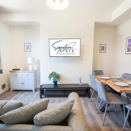 Luxury Group Stay, Parking, Near Station Apartment