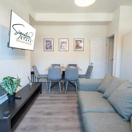 Luxury Group Stay, Parking, Near Station Apartment