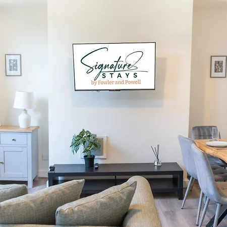 Apartment Luxury Group Stay, Parking, Near Station *