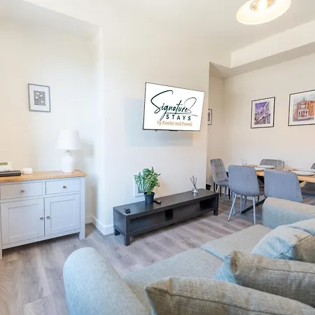Luxury Group Stay, Parking, Near Station Apartment *