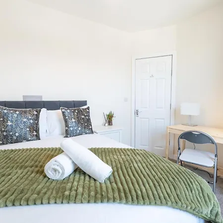 Luxury Group Stay, Parking, Near Station * Leeds (West Yorkshire)