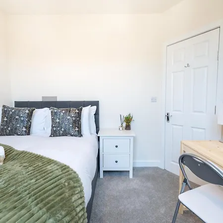 Luxury Group Stay, Parking, Near Station Apartment