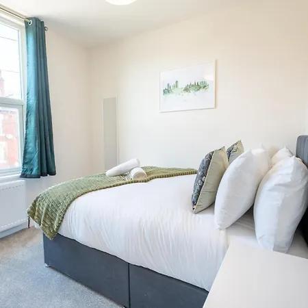 Luxury Group Stay, Parking, Near Station *