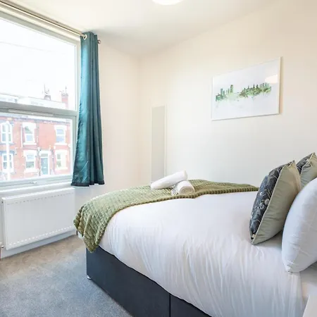 Apartment Luxury Group Stay, Parking, Near Station Leeds (West Yorkshire)