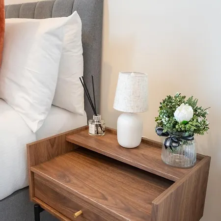 Apartment Luxury Group Stay, Parking, Near Station