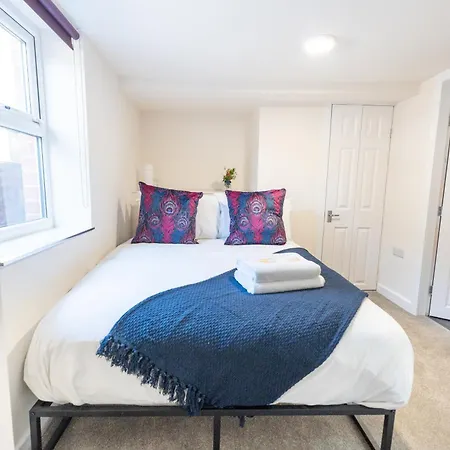 Luxury Group Stay, Parking, Near Station * Leeds (West Yorkshire)
