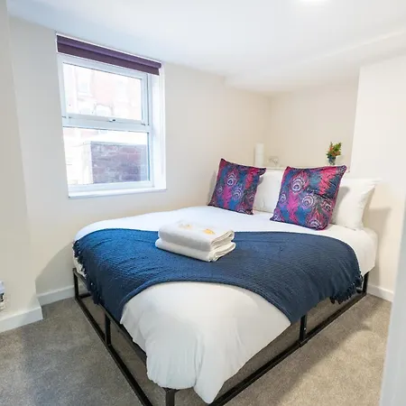 Luxury Group Stay, Parking, Near Station * Leeds (West Yorkshire)