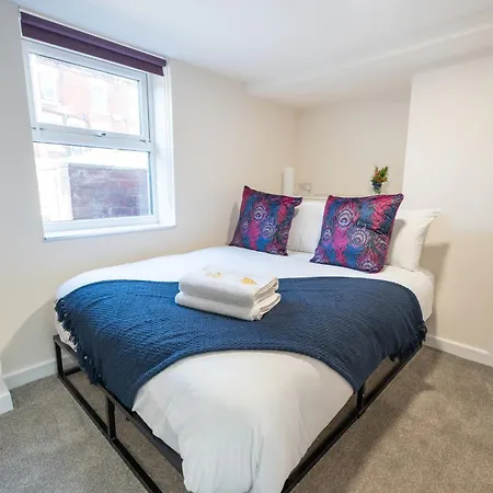 Luxury Group Stay, Parking, Near Station * Leeds (West Yorkshire)