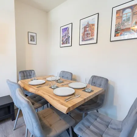 Luxury Group Stay, Parking, Near Station *