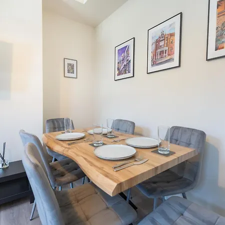 Luxury Group Stay, Parking, Near Station Apartment *