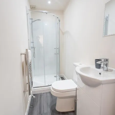 Luxury Group Stay, Parking, Near Station * Leeds (West Yorkshire)