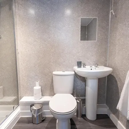 Luxury Group Stay, Parking, Near Station Apartment *