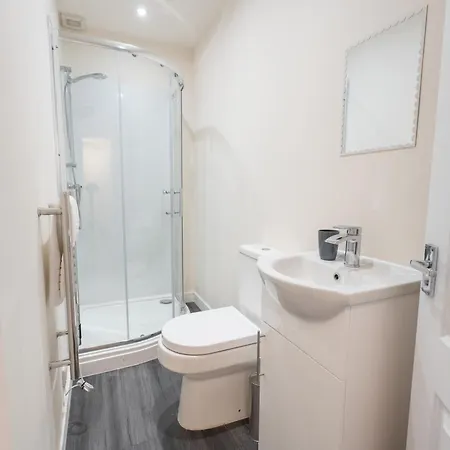 Luxury Group Stay, Parking, Near Station Apartment