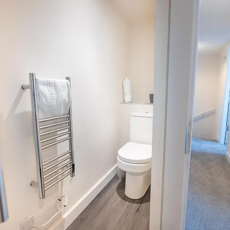 Apartment Luxury Group Stay, Parking, Near Station