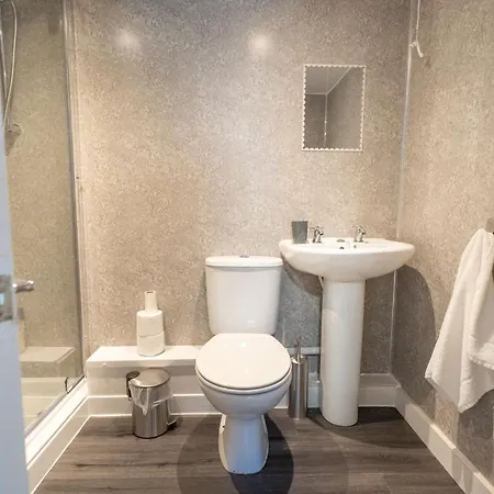 Luxury Group Stay, Parking, Near Station * Leeds (West Yorkshire)