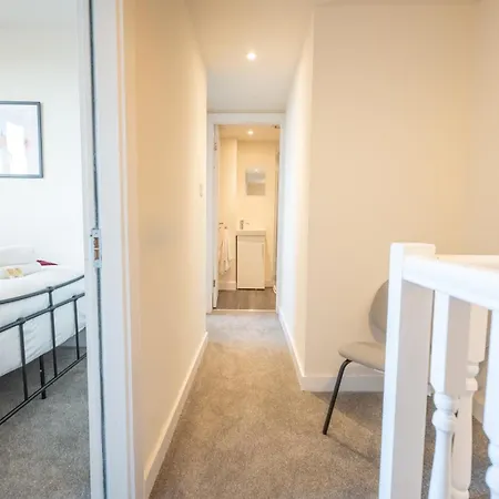 Luxury Group Stay, Parking, Near Station * Leeds (West Yorkshire)